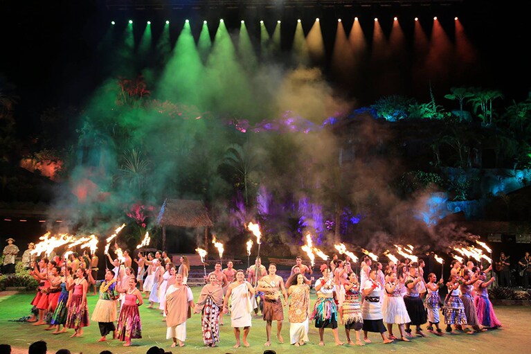 オープンなステージをレインボーカラーでライティングされた「HA」のショー。