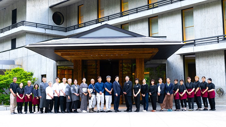 シャレーアイビー定山渓の洗練されたおもてなしをつくるスタッフのみなさん。