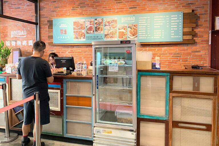 テイクアウトも可能、店内には日本語メニューもあります。