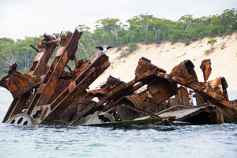 沈没船は、島の防波堤の役割も果たしています。