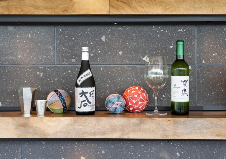 贅沢な離れで、熊本ワイン「菊鹿」、球磨焼酎「桜大石」などの美酒を堪能。