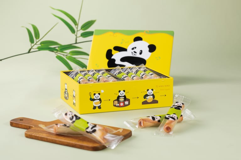 缶胴にはクッキー作りに奮闘するパティシエパンダが描かれている。