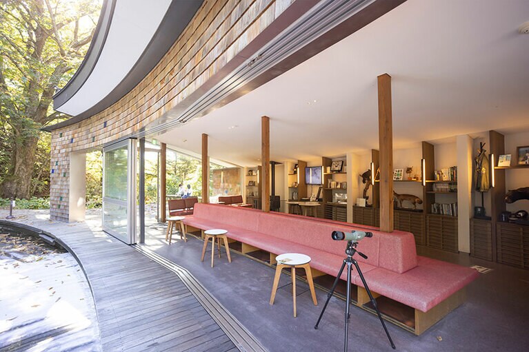 ビジターセンター前のケラ池ではアイススケートが楽しめる(冬季)。