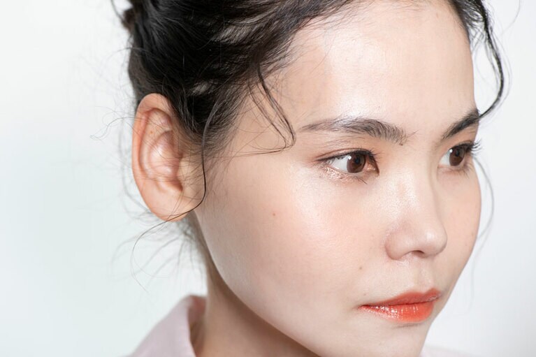 大きめのブラシを使い、コーラル系のチークを柔らかくなじませる。