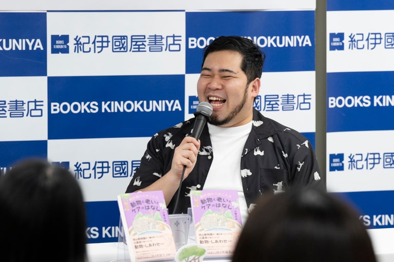 ゾウ柄のシャツに身を包んだ松井さん。
