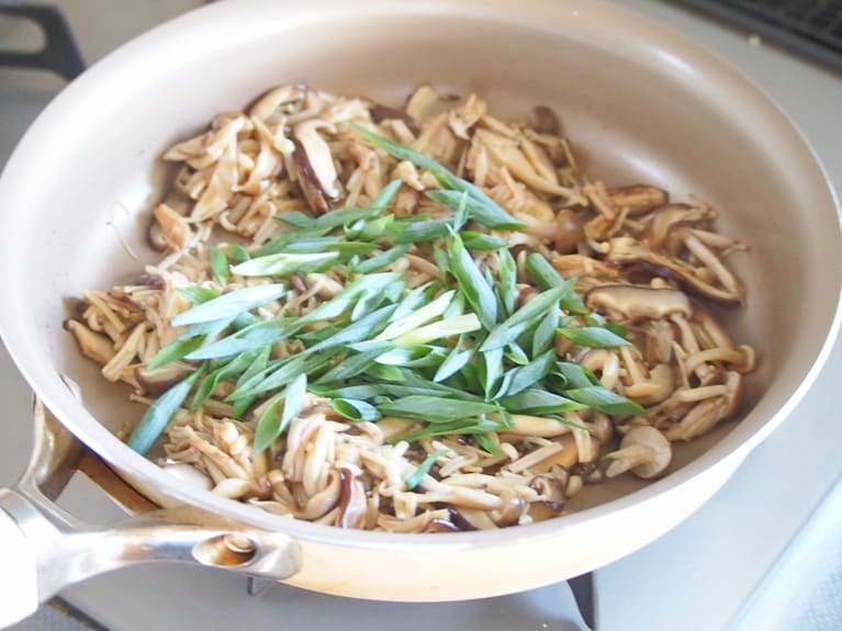 （1）の細ネギを入れて炒め合わせる。