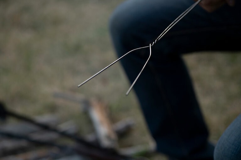 1本で何役にも使える焚き火フォーク。