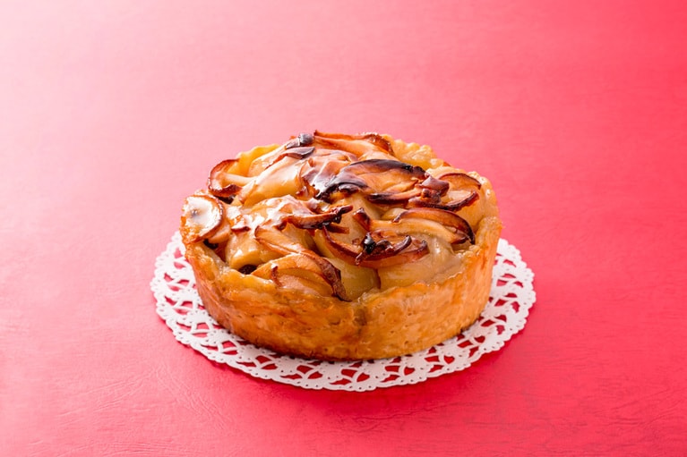 「アップルパイ」ホール 4,000円。冷凍でのお取り寄せ。