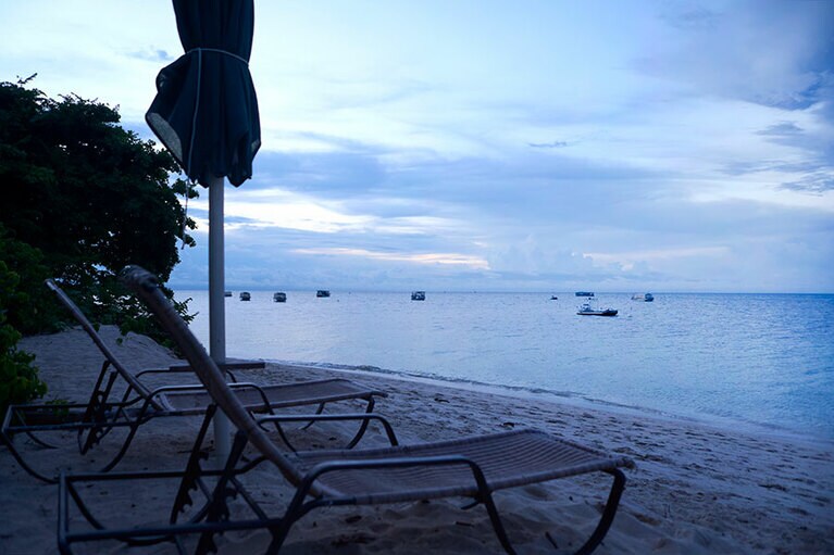 夕方、日帰りの人々を乗せたフェリーが離れると静寂に包まれる。このメリハリが醍醐味だ。