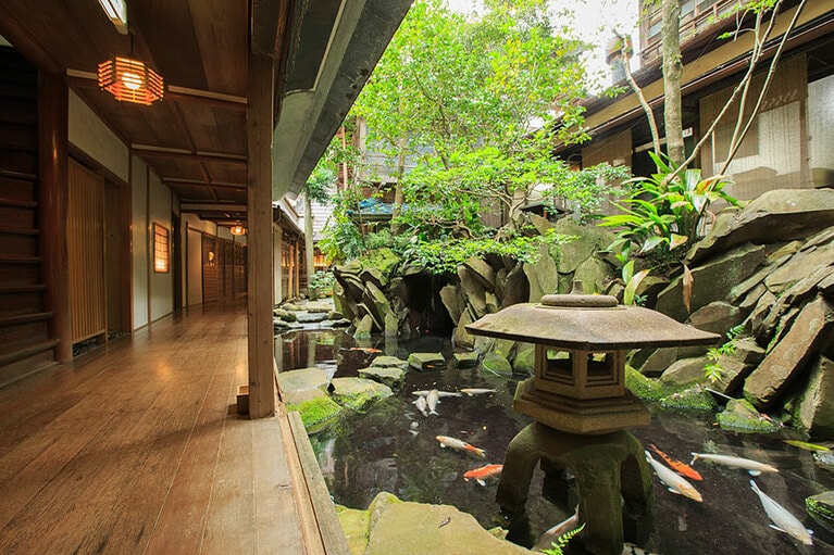 福住楼［神奈川／箱根 塔ノ沢温泉］数寄屋建築の建物。