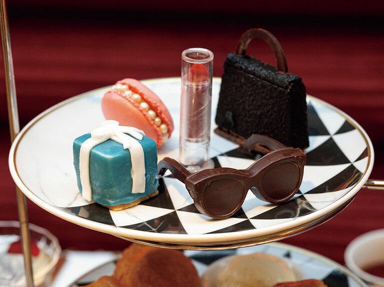 ダークチョコとパッションフルーツのバッグ、ラズベリームース入りの口紅、チョコと塩キャラメルのサングラスなどスウィーツのアイディアが楽しい。