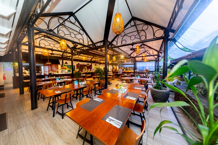 ブッフェスタイルの朝食会場。©︎Tanoa International Hotel 