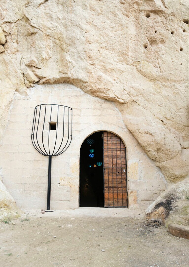 敷地内の古い教会はイベントや食事の場として活用。