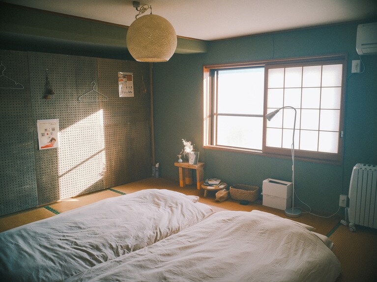 2階の客室は、畳と布団の落ち着いた空間。（写真提供：まるとしかく）