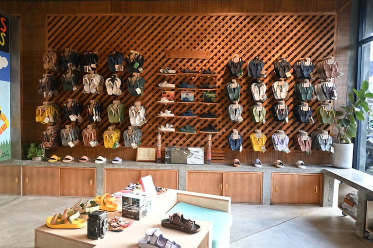 タイヤやスニーカーの底などをリサイクルしたサンダルを扱うインドソール。