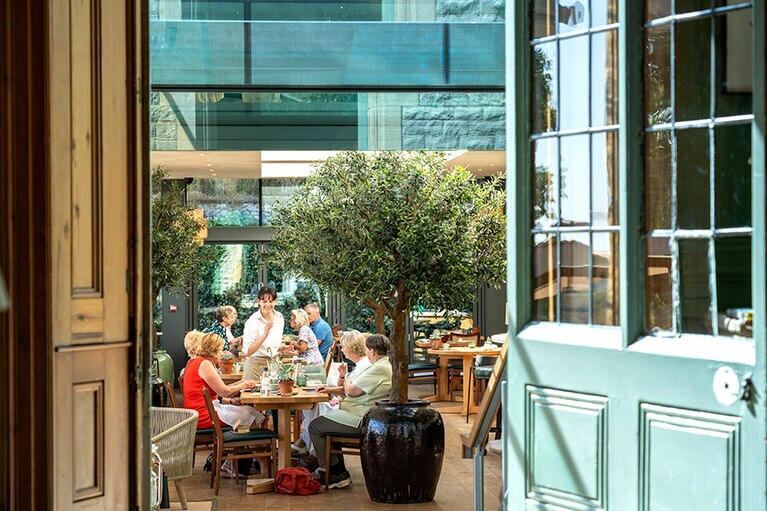 ガラス張りのレストランは、地元の人々からも愛されている。