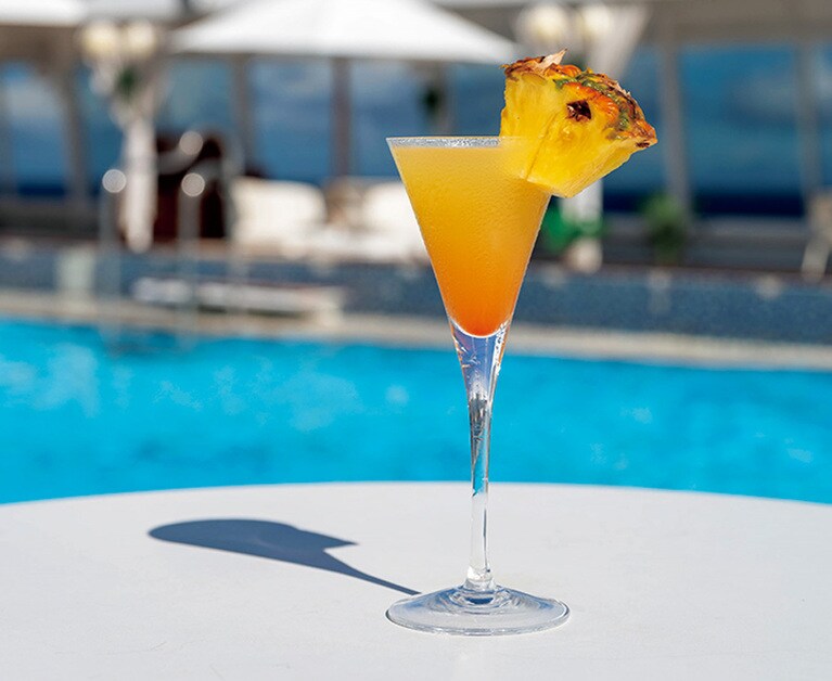 「シーホースプール」ではカクテルを。