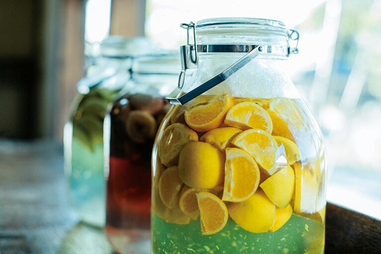 【島宿真里】島で穫れた八朔や早生みかん、島すももなどを漬け込んだ自家製の果実酒。20種類以上を滞在中いつでも楽しめる。Photo: Mitsugu Uehara