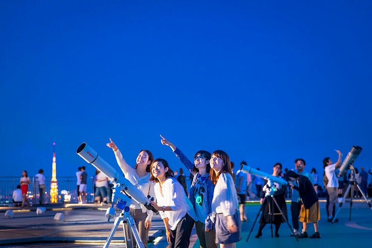 天文の専門家による解説のもと、地球に大接近する火星を高性能な望遠鏡を用いて観望する。