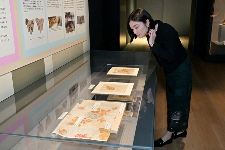 修復保存プロジェクトの技法や道具も会場に展示。「想像もできないほど繊細な作業ですね」と一色さん。