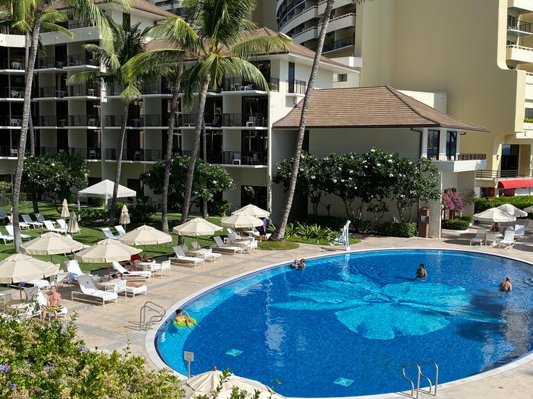 こんなに贅沢にハレクラニのプールを利用できるのうらやましいー！