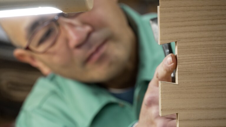 板同士を凹凸に彫り、差し合わせて組み立てる伝統的な木工技法「組手の技法」。