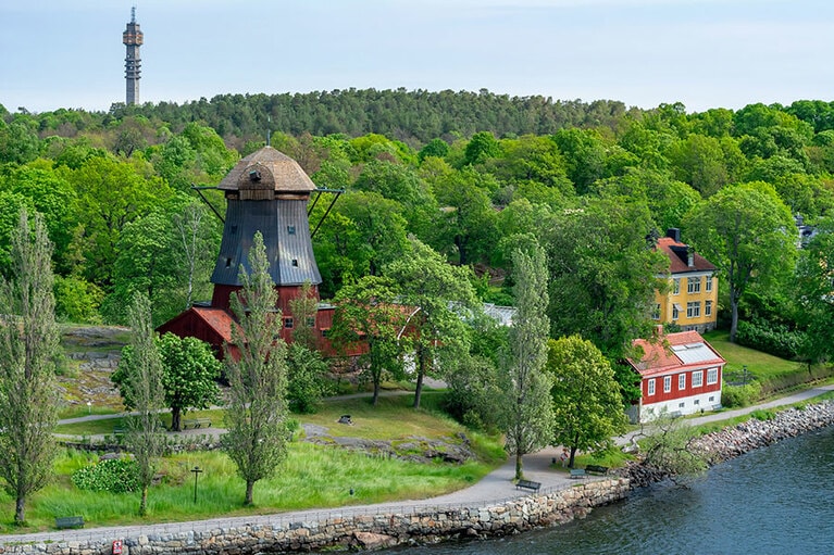 ストックホルムの中心街から歩いていける距離にあるユールゴーデン島は街の人々の憩いの場になっている。写真：アフロ