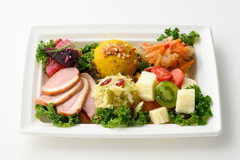 SIX DELI PLATE 1,280円※5月8日(日)までの販売。