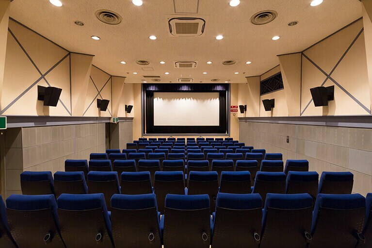 こだわりのシートはパリのオペラ座と同じフランスのキネット社製。壁面などのデザインが角ばっている「ジャック」は、ブルーを基調としたシックな内装。