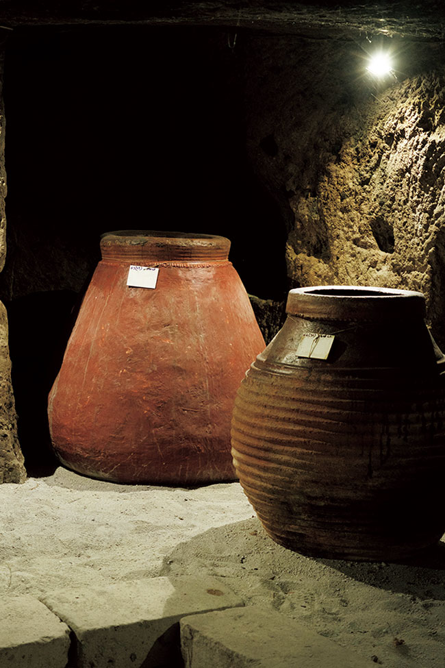 古くは1000年以上前のものもあるという仕込み用の甕。