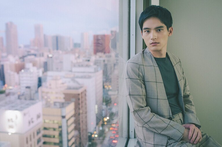 「緊張しすぎて時候の挨拶しかできなかった」と福原遥さんとの前回の共演を振り返る水上恒司さん／撮影　文藝春秋