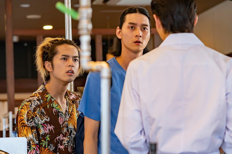 ベテランバイトリーダーの青井(栁・中央)　©「トーキョー製麺所」製作委員会・MBS