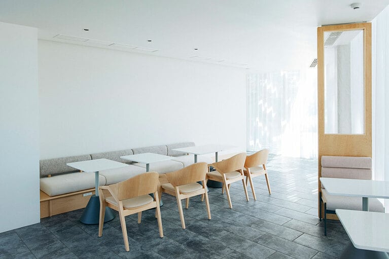 ギャラリースペース。ホテル館内には、キッチン付きコワーキングスペースなども。