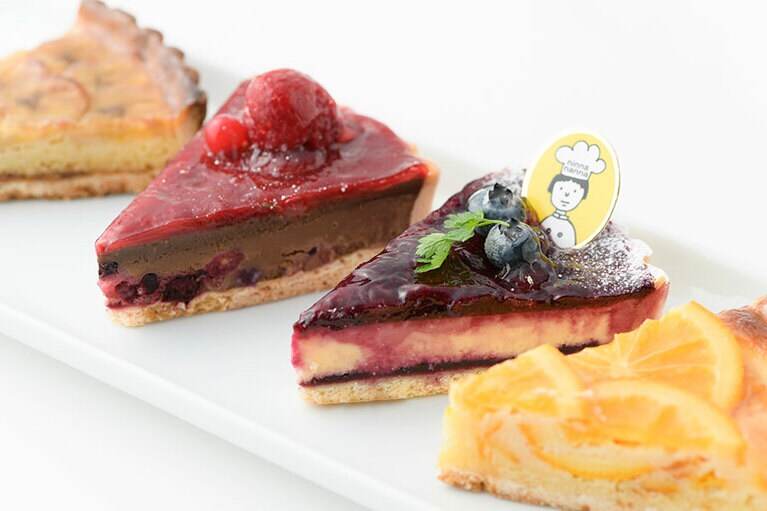 ninna nanna(ニンナ・ナンナ)「ベイクドタルト」。奥から：焼バナナのタルト 430円、ミックスベリーとチョコレートのタルト 470円、富谷産ブルーベリーのチーズタルト 470円、焼オレンジのタルト 430円(税込、各1カット)。