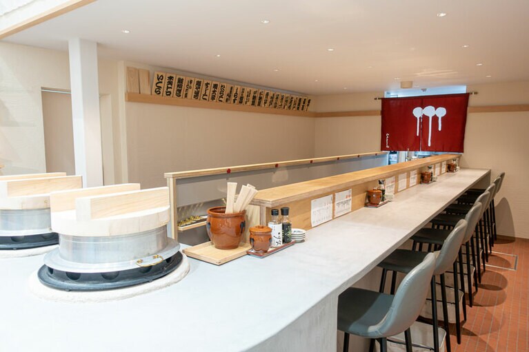 中央を挟んで両側に席が用意されています。