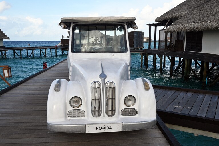 ロールスロイスなバギーでバトラーがヴィラへ。