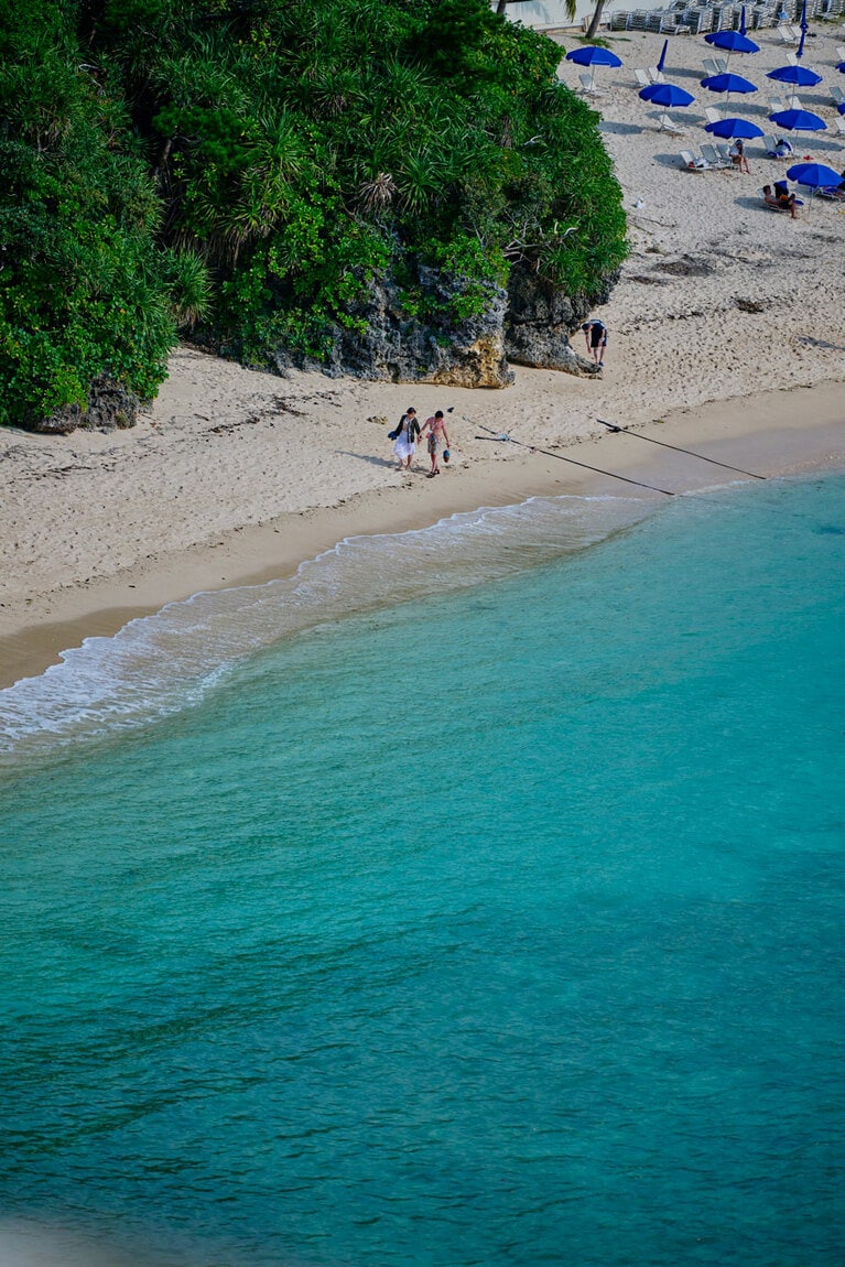 万座ビーチをのんびり散策。