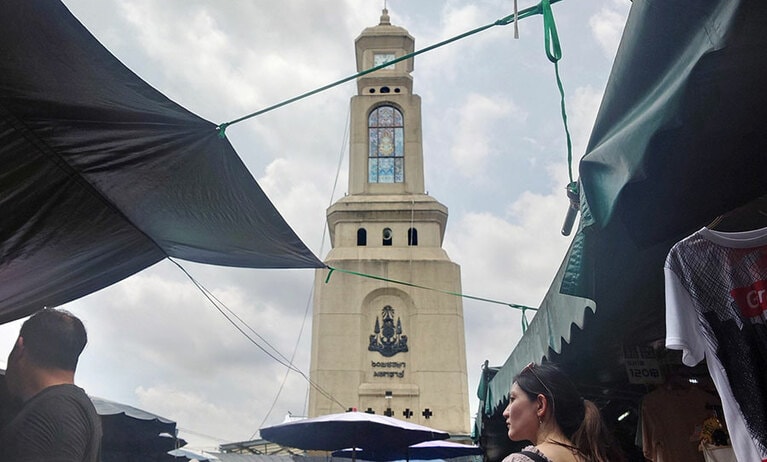 市場のシンボルの時計塔をバックに写真撮影する人もよく見かけます。