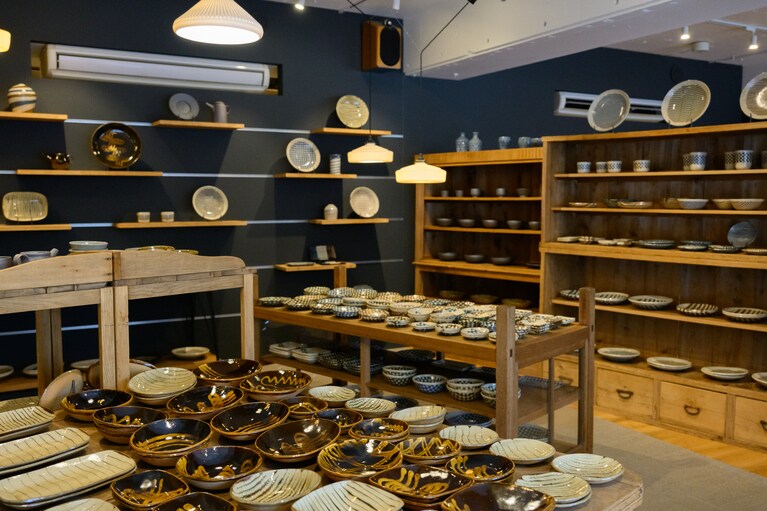 店内は不定期でさまざまな作家の個展を開催。もちろん、“常設”のうつわも。