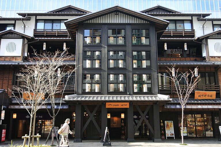 ミナカ小田原。14階には展望足湯庭園が。