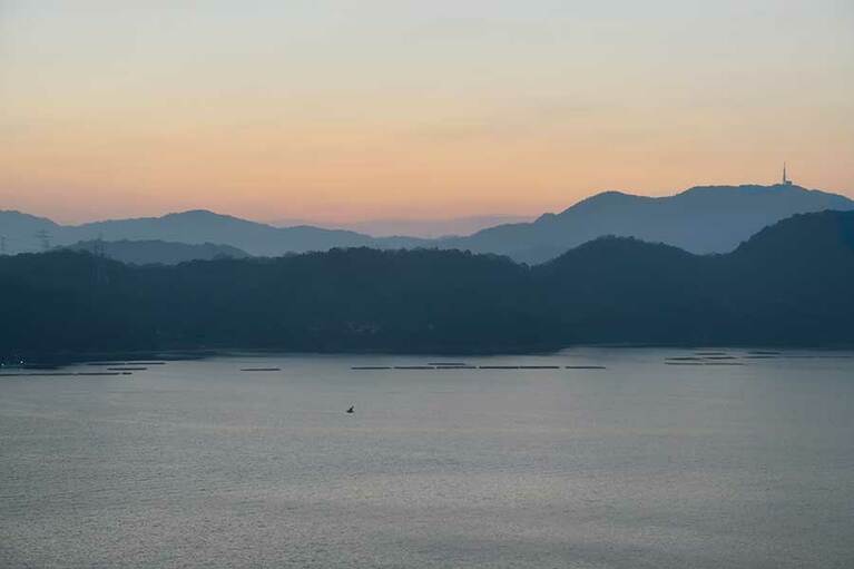 【グランドプリンスホテル広島】客室の大きな窓から眺める美しい瀬戸内の島並み。