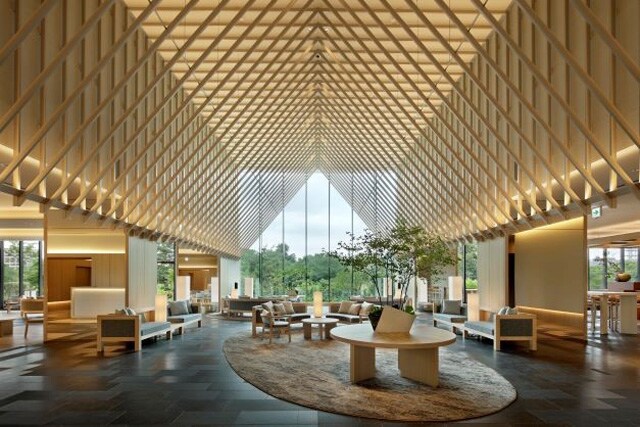 広々として開放感あるロビーエリア。