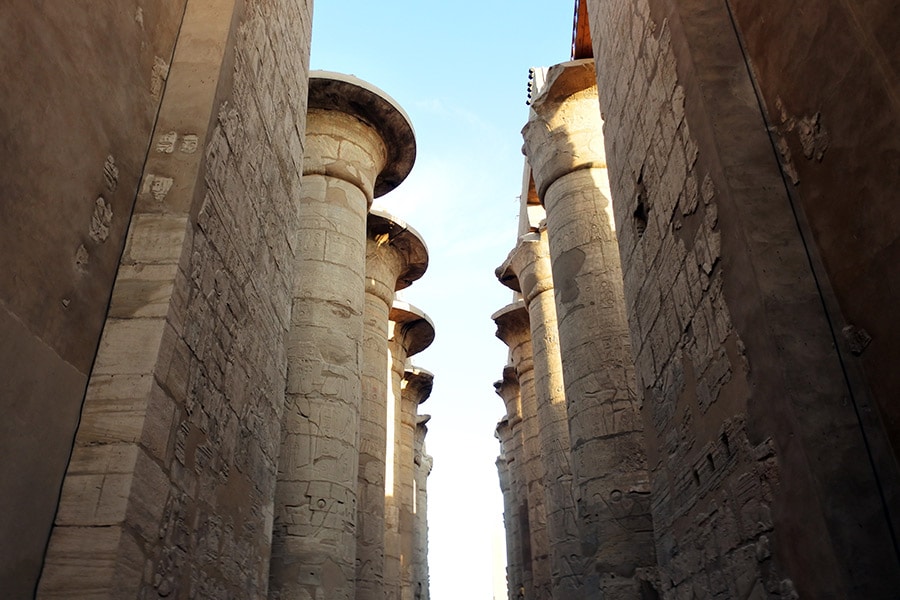 アメン大神殿の大列柱室。幅102メートル、奥行53メートルの広間に134本の石柱が並ぶ。