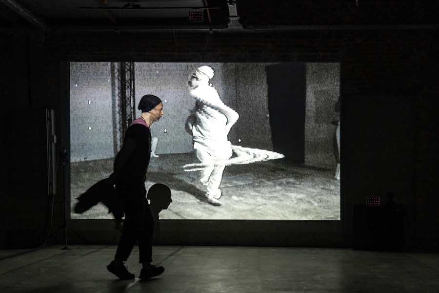 アテネ・コンセルヴァトワールに設置された4つのインスタレーションの一つが、ダンサーで写真家でもあるアメリカのデジタル・アーティスト、ジェイソン・アキラ・ソンマによる「反復強迫」。通る人の動きがスクリーンに連写イメージとして投影される。