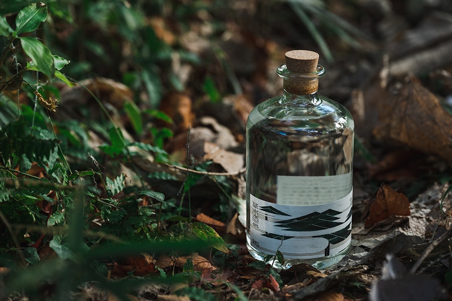 日本草木研究所が開発したクラフトジン「草木酒フォレストジン」。スッと胸を通る飲み心地で、植物の爽やかな香りが楽しめる。