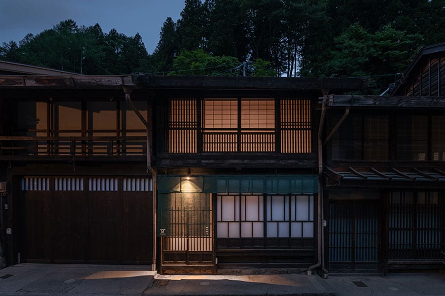 重要伝統的建造物群保存地区に佇む「かね上屋 Kanekami-ya」。©NOSINGER