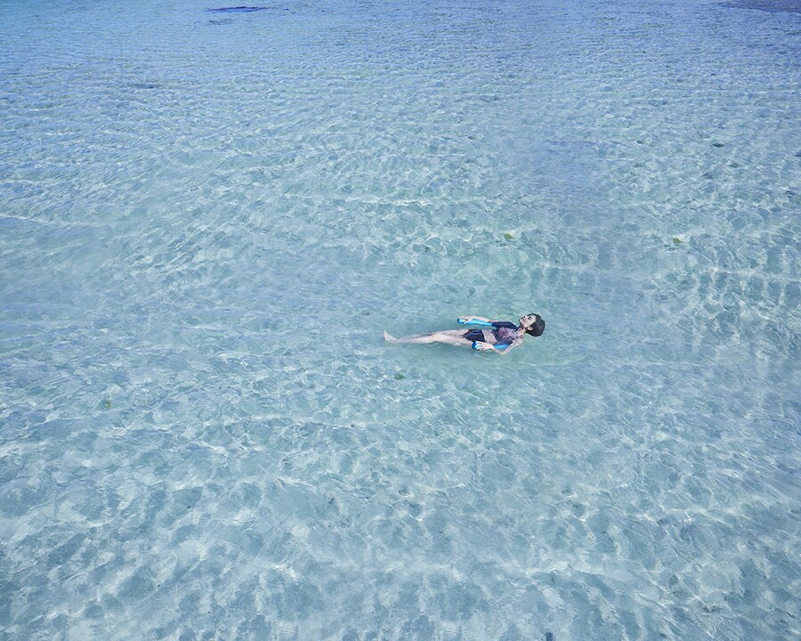 竹富島の周囲は、石西礁瑚と呼ばれる世界有数の珊瑚礁海域。この美しい海での浮遊浴という非日常の体験が、心と身体を解き放ってくれる。
