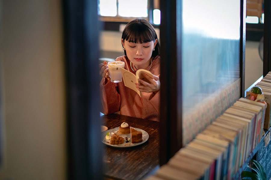 町家を改装したブックカフェ「Cafe1001」（所在地　京都府京都市上京区泰童町288）。全国から客が訪れる。一度食べたらやみつきになると噂のチョコミントパフェが人気。
