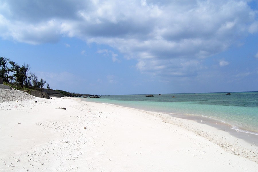 真っ白かつキメ細かい砂が絶品のふるさと海浜公園。