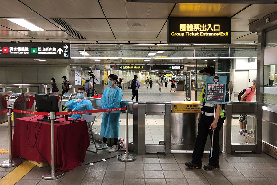 台北のMRT中山駅。ターミナル駅では、赤外線モニターでの検温を実施。